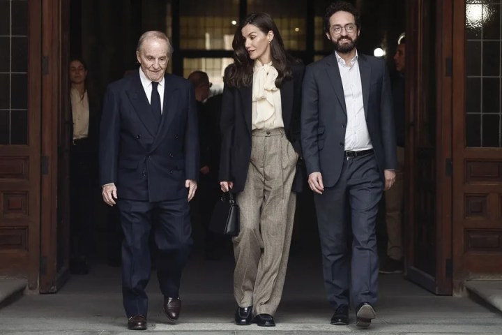 La reina Letizia sale acompañada por el periodista José María García y del director de El Mundo, Joaquín Manso (d), de la capilla ardiente de Raúl del Pozo. EFE/ Sergio Pérez