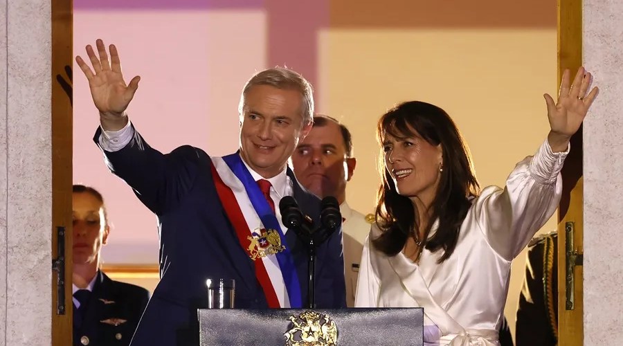 El presidente de Chile, José Antonio Kast (i), saluda junto a su esposa, María Pía Adriasola, este miércoles desde el balcón del Palacio de la Moneda, en Santiago (Chile). EFE/ Elvis González