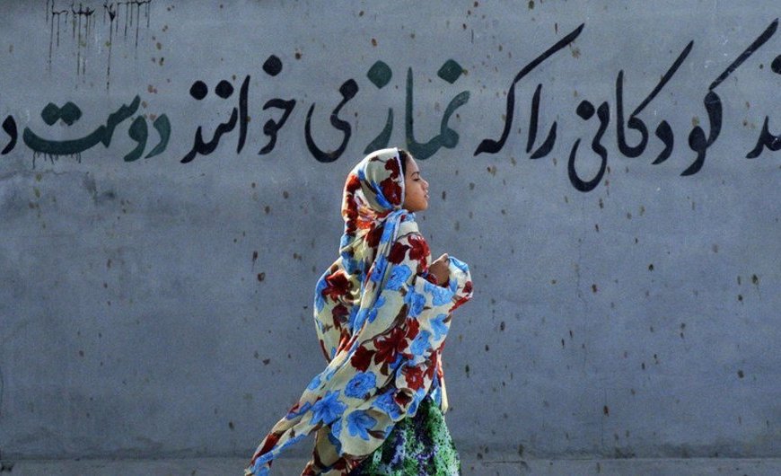 UNICEF/Aslan Arfa Una niña en una calle iraní.