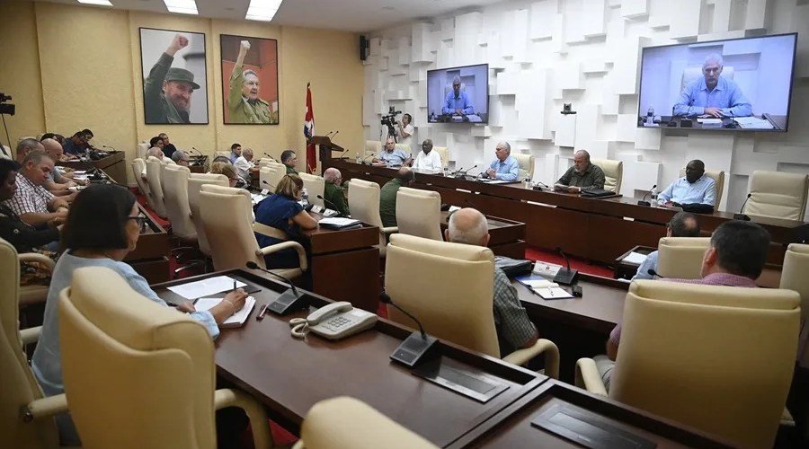 El presidente de Cuba, Miguel Díaz-Canel Bermúdez (c), durante el mensaje grabado de hoy. EFE/ Presidencia de Cuba
