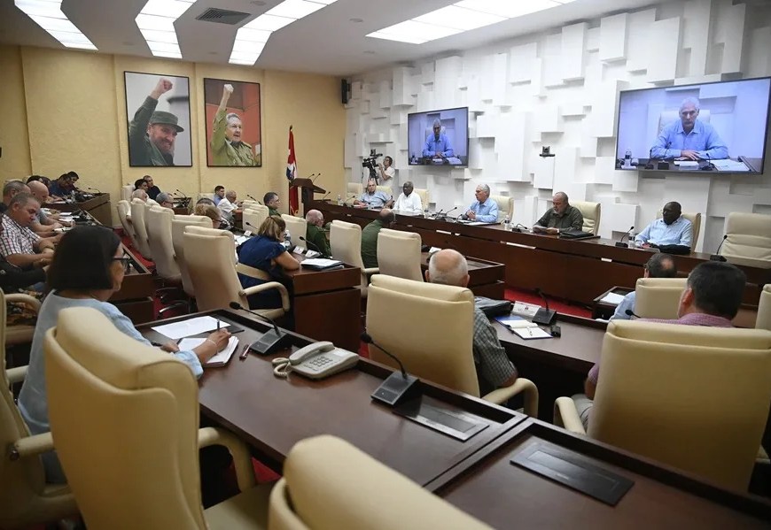 El presidente de Cuba, Miguel Díaz-Canel Bermúdez (c), durante el mensaje grabado de hoy. EFE/ Presidencia de Cuba