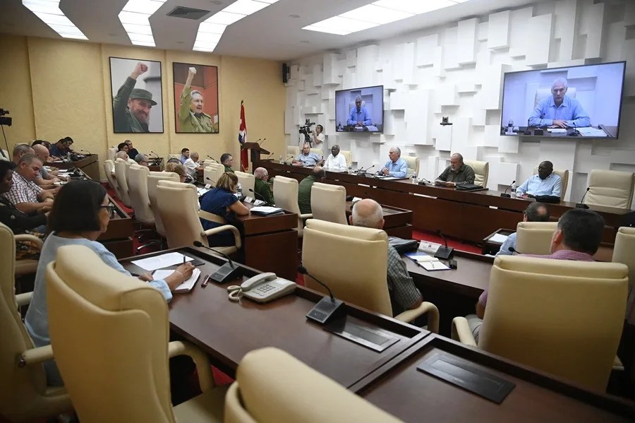 El presidente de Cuba, Miguel Díaz-Canel Bermúdez (c), durante el mensaje grabado de hoy. EFE/ Presidencia de Cuba