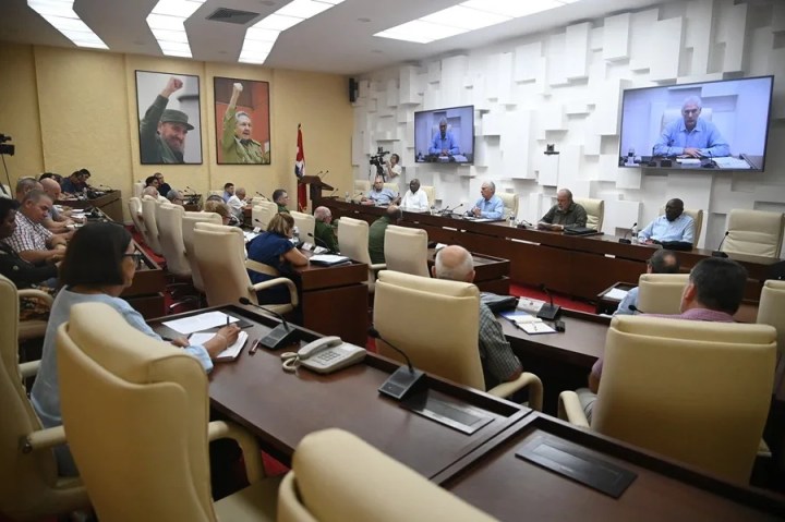El presidente de Cuba, Miguel Díaz-Canel Bermúdez (c), durante el mensaje grabado de hoy. EFE/ Presidencia de Cuba

