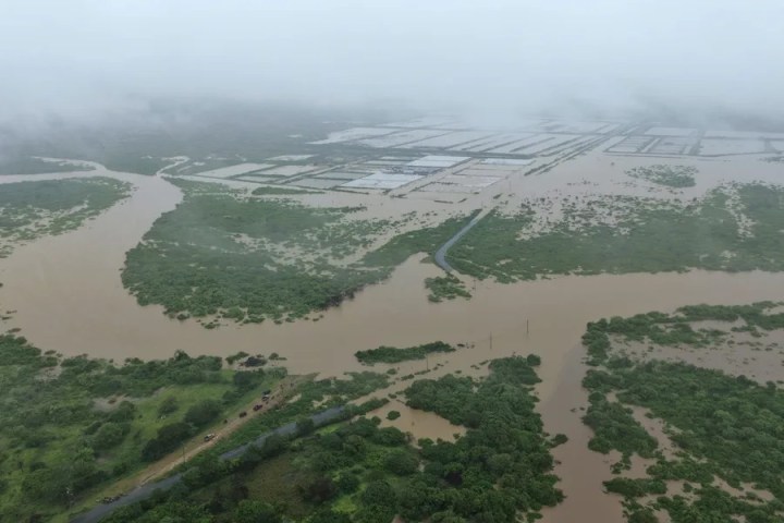 Fotografía aérea que muestra las inundaciones en la localidad de Chanduy en Santa Elena (Ecuador). EFE/ Gerardo Menoscal

