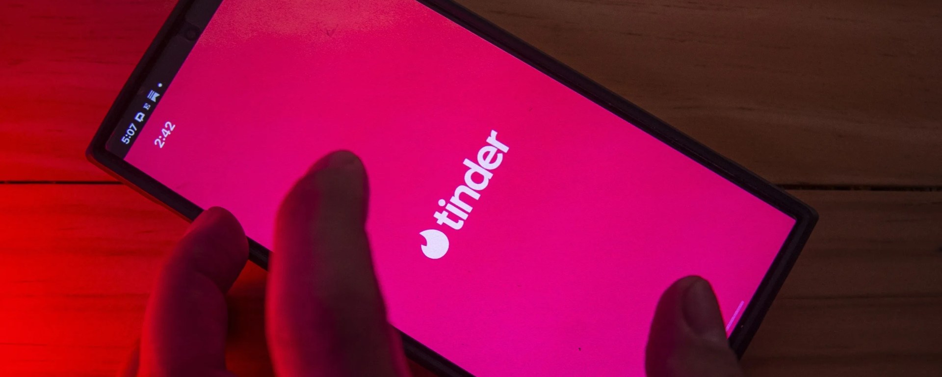 Fotografía de archivo de una persona que usa la aplicación de citas Tinder en su teléfono móvil. EFE/ Isaac Esquivel