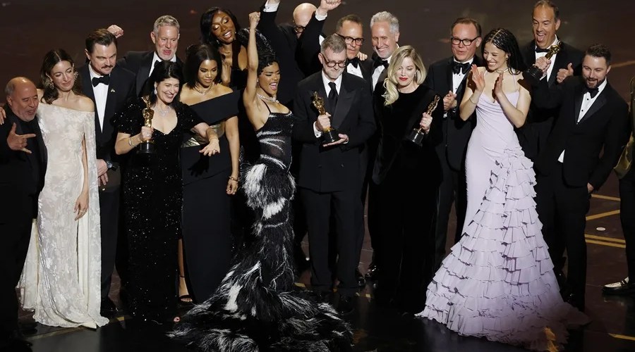 Paul Thomas Anderson (c) y la productora Sara Murphy (cd) celebran con el elenco y el equipo en el escenario después de ganar el Oscar a la Mejor Película por "One Battle After Another" durante la 98.ª edición de los Premios Óscar, en Los Ángeles (Estados Unidos). EFE/ Chris Torres