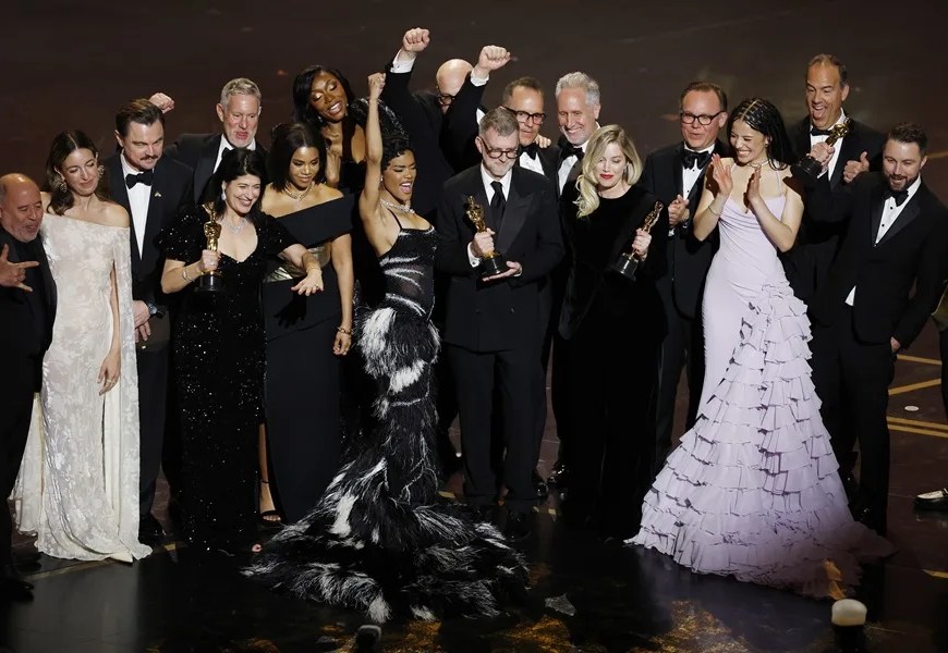 Paul Thomas Anderson (c) y la productora Sara Murphy (cd) celebran con el elenco y el equipo en el escenario después de ganar el Oscar a la Mejor Película por "One Battle After Another" durante la 98.ª edición de los Premios Óscar, en Los Ángeles (Estados Unidos). EFE/ Chris Torres