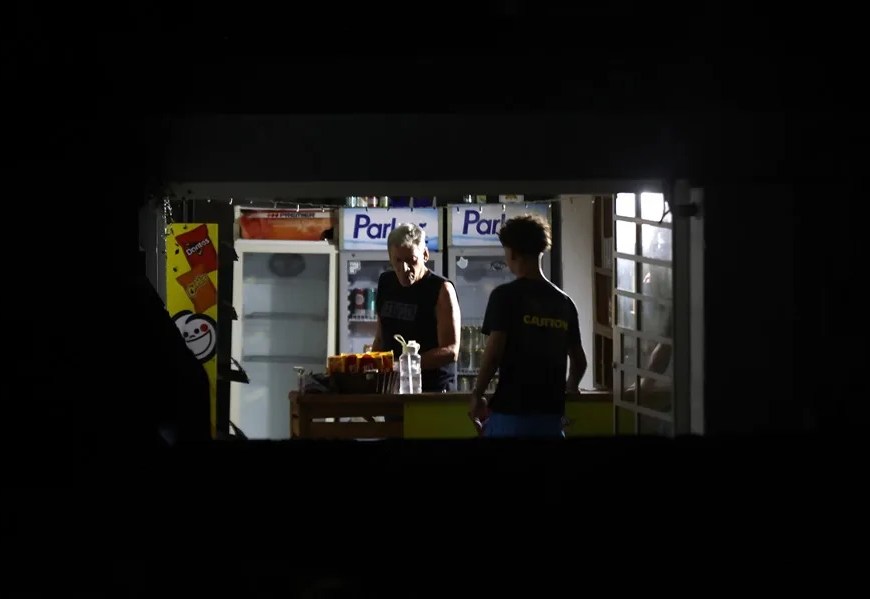 Personas hablan al interior de un mercado durante un apagón, el 4 de marzo de 2026, en La Habana (Cuba). EFE/ Ernesto Mastrascusa