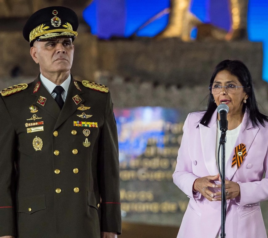 Fotografía de archivo de la presidenta encargada de Venezuela, Delcy Rodríguez (d), junto al destituido ministro de Defensa venezolano, Vladimir Padrino López (i). EFE/Miguel Gutiérrez