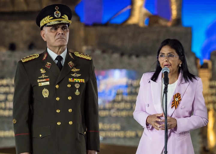 Fotografía de archivo de la presidenta encargada de Venezuela, Delcy Rodríguez (d), junto al destituido ministro de Defensa venezolano, Vladimir Padrino López (i). EFE/Miguel Gutiérrez

