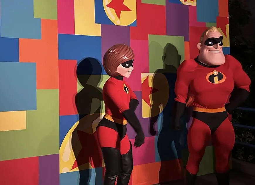 Fotografía de archivo de dos muñecos de los padres de la familia de 'The Incredibles' exhibidos durante las festividades de Pixar en el parque de Disney California Adventure Park en California (EEUU). EFE/ Mónica Rubalcava