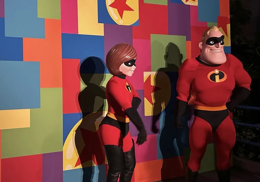 Fotografía de archivo de dos muñecos de los padres de la familia de 'The Incredibles' exhibidos durante las festividades de Pixar en el parque de Disney California Adventure Park en California (EEUU). EFE/ Mónica Rubalcava