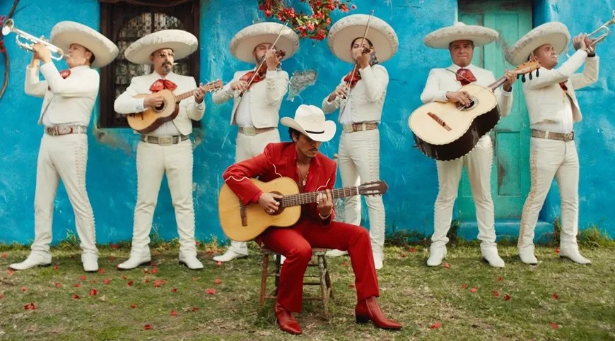Captura de pantalla cedida por Atlantic Records donde aparece el cantante Bruno Mars junto con la banda el Mariachi Los Criollos de Guadalajara en el video 'Risk It All', la canción que abre y lidera su álbum 'The Romantic'. EFE/Atlantic Records