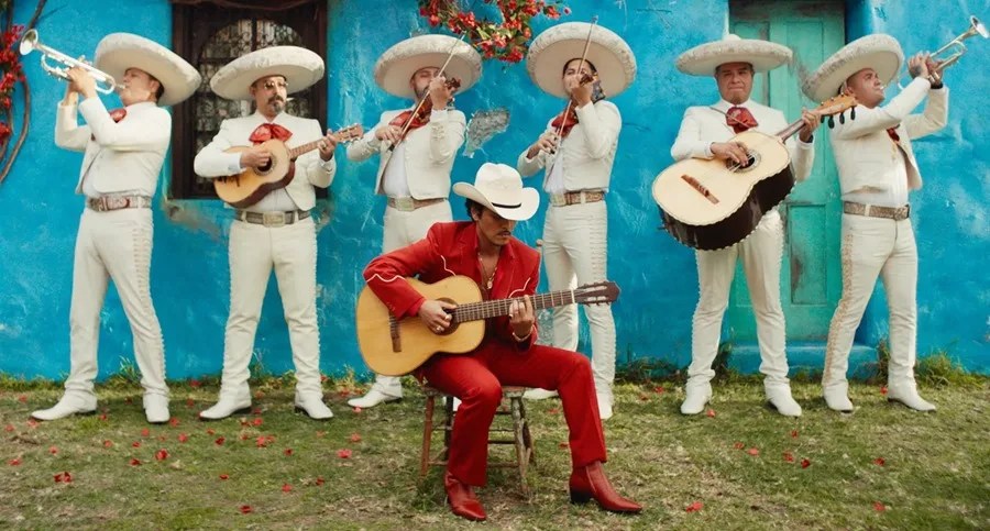 Captura de pantalla cedida por Atlantic Records donde aparece el cantante Bruno Mars junto con la banda el Mariachi Los Criollos de Guadalajara en el video 'Risk It All', la canción que abre y lidera su álbum 'The Romantic'. EFE/Atlantic Records