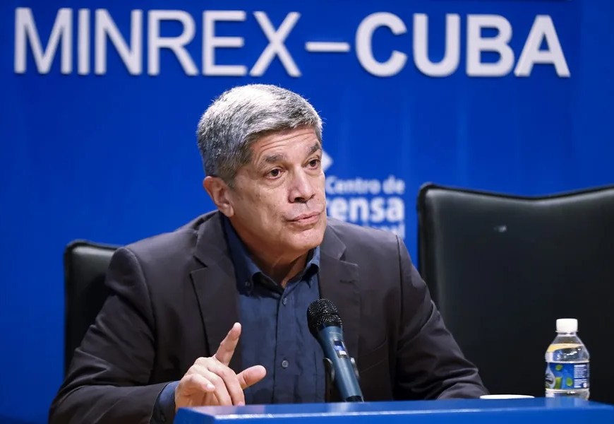El viceministro de Asuntos Exteriores de Cuba, Carlos Fernández de Cossío, habla durante una rueda de prensa, en La Habana (Cuba). EFE/ Ernesto Mastrascusa