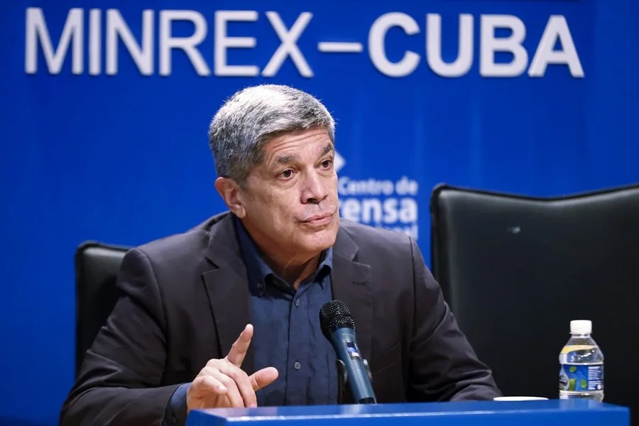 El viceministro de Asuntos Exteriores de Cuba, Carlos Fernández de Cossío, habla durante una rueda de prensa, en La Habana (Cuba). EFE/ Ernesto Mastrascusa