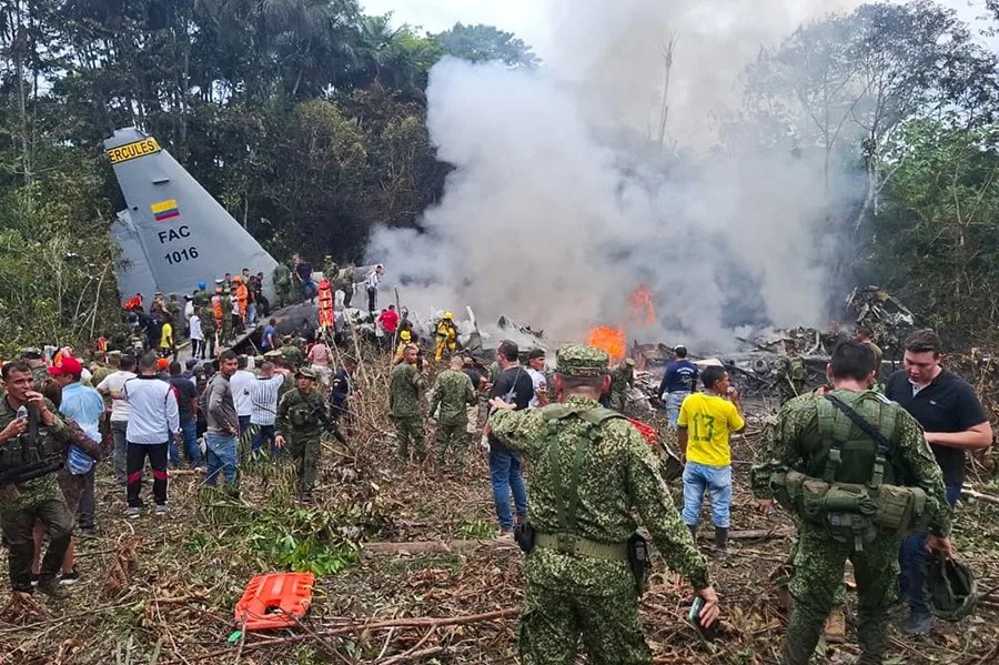 Integrantes de las Fuerzas Militares de Colombia, rescatistas y voluntarios realizan labores de rescate, este 23 de marzo de 2026, en Puerto Leguizamo (Colombia). EFE/ Miputumayo.com.co