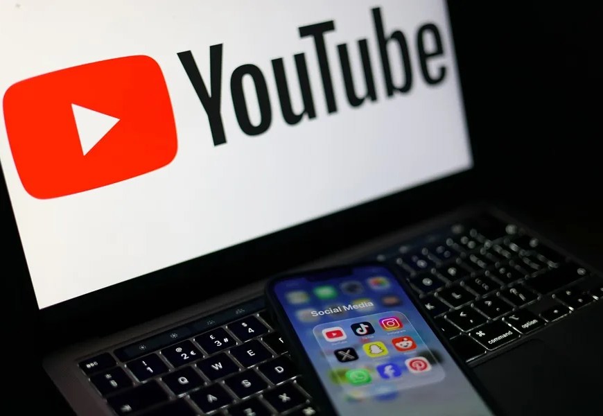 Fotografía de archivo en la que se ve una pantalla con el logo de YouTube, propiedad de Alphabet, y un móvil con aplicaciones de redes sociales como Instagram y Facebook, de Meta. EFE/Adam Vaughan