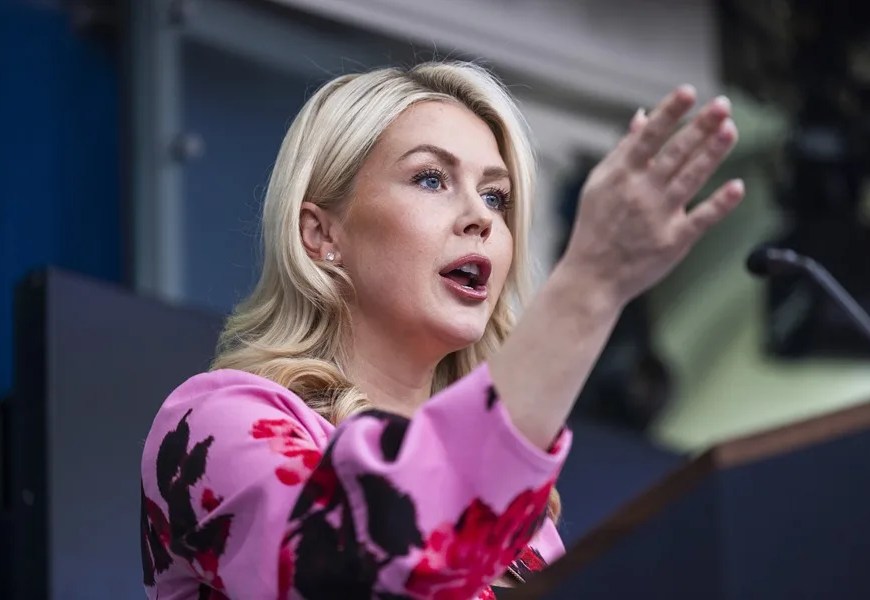 La portavoz de la Casa Blanca, Karoline Leavitt, habla durante una rueda de prensa, este 30 de marzo de 2026. EFE/Jim Lo Scalzo