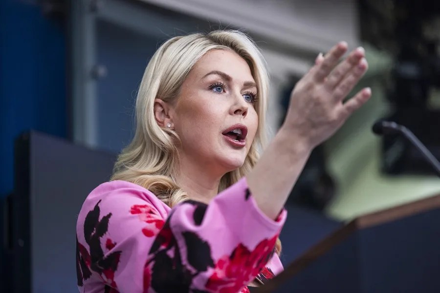 La portavoz de la Casa Blanca, Karoline Leavitt, habla durante una rueda de prensa, este 30 de marzo de 2026. EFE/Jim Lo Scalzo