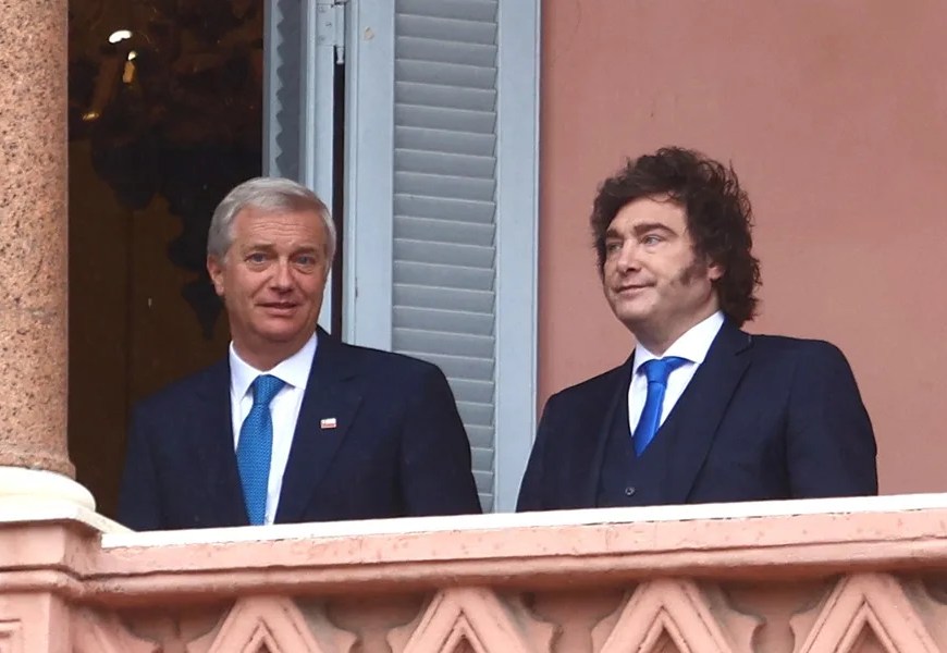 El presidente de Argentina, Javier Milei (d) reacciona junto a su homologo chileno José Antonio Kast, este 6 de abril de 2026, desde el balcón de la Casa Rosada en Buenos Aires (Argentina). EFE/ Adán González