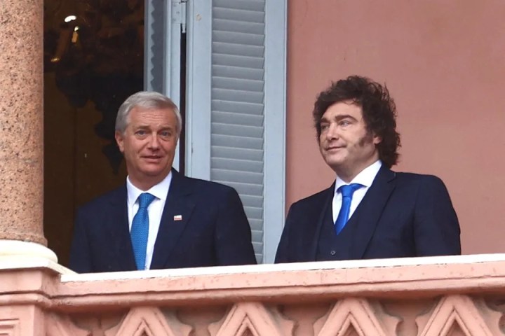 El presidente de Argentina, Javier Milei (d) reacciona junto a su homologo chileno José Antonio Kast, este 6 de abril de 2026, desde el balcón de la Casa Rosada en Buenos Aires (Argentina). EFE/ Adán González
