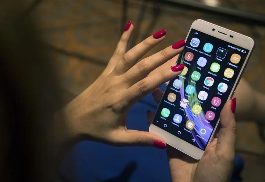 Imagen de archivo de una mujer utilizando su teléfono móvil. EFE/Marta Pérez