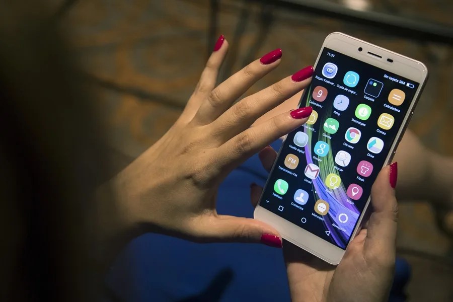 Imagen de archivo de una mujer utilizando su teléfono móvil. EFE/Marta Pérez