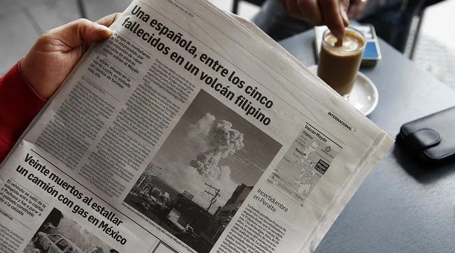 Una persona lee una noticia en un periódico. EFE/Jesús Diges