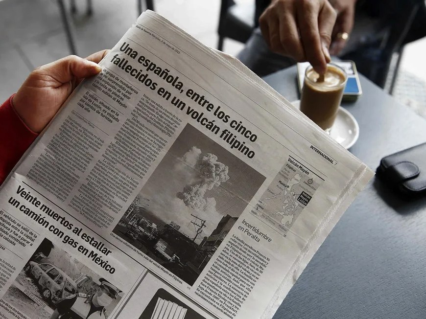 Una persona lee una noticia en un periódico. EFE/Jesús Diges