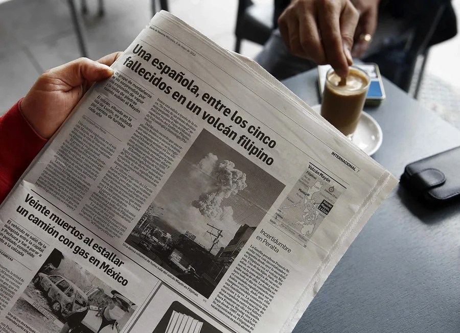 Una persona lee una noticia en un periódico. EFE/Jesús Diges