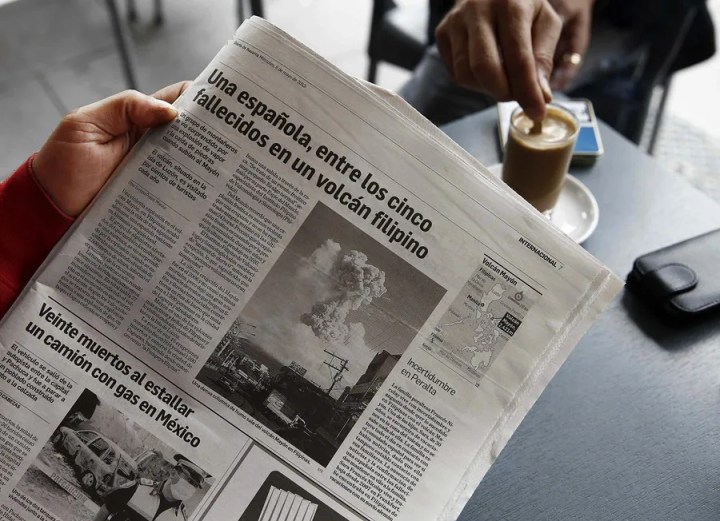 Una persona lee una noticia en un periódico. EFE/Jesús Diges
