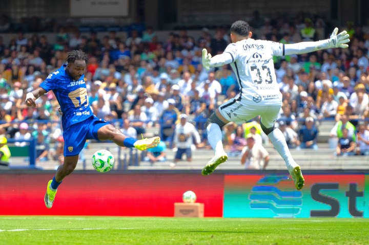 Pumas superó 3-1 al Mazatlán y subió al cuarto lugar.