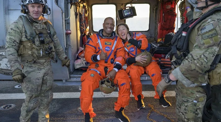 Imagen facilitada por la NASA los astronautas Victor Glover (i) Christina Koch, sentados en un helicóptero MH-60 Seahawk de la Armada. EFE/EPA/Bill Ingalls/ NASA
