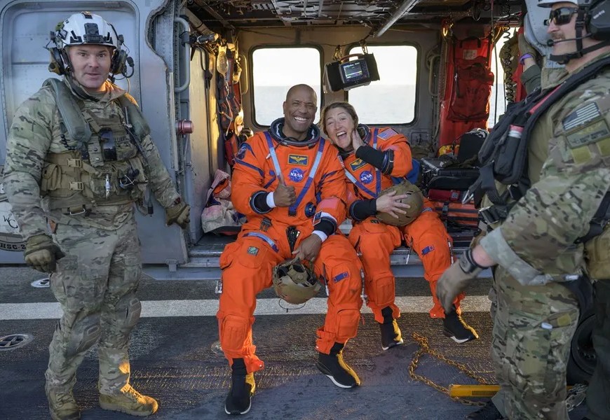 Imagen facilitada por la NASA los astronautas Victor Glover (i) Christina Koch, sentados en un helicóptero MH-60 Seahawk de la Armada. EFE/EPA/Bill Ingalls/ NASA