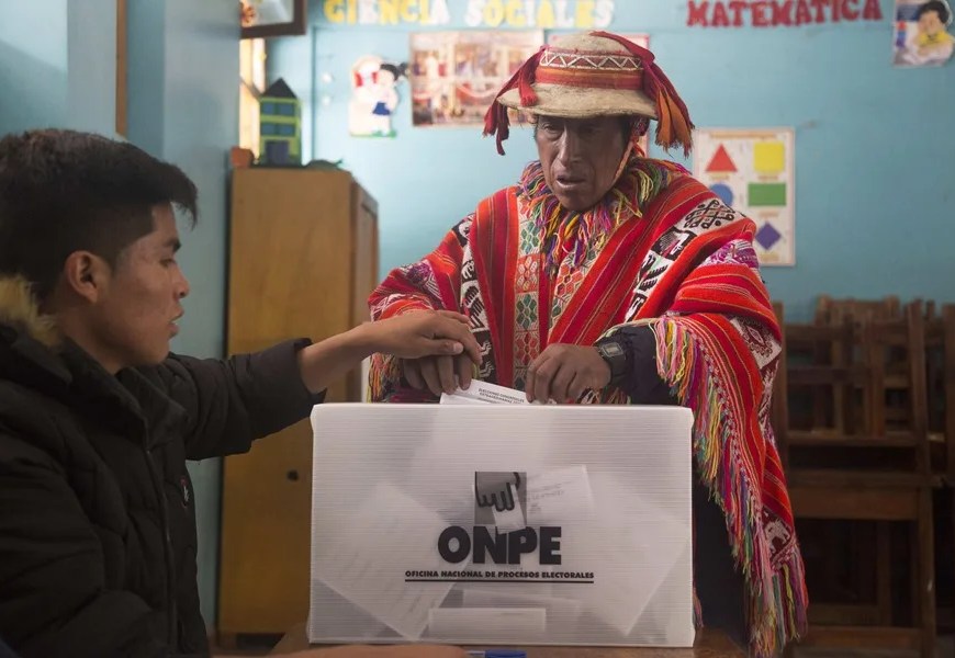 Fotogtafía de archivo de un campesino que vota en unas elecciones en Perú. EFE/Gaby Quintero