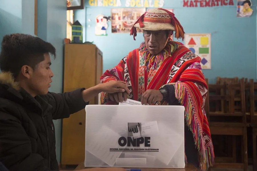Fotogtafía de archivo de un campesino que vota en unas elecciones en Perú. EFE/Gaby Quintero