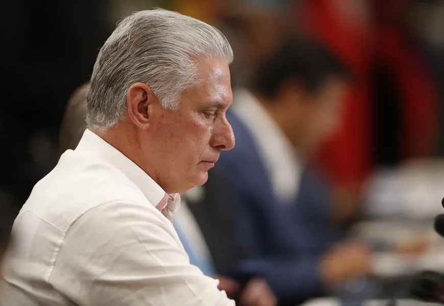 Fotografía de archivo del presidente de Cuba, Miguel Díaz-Canel (c). EFE/ Bienvenido Velasco