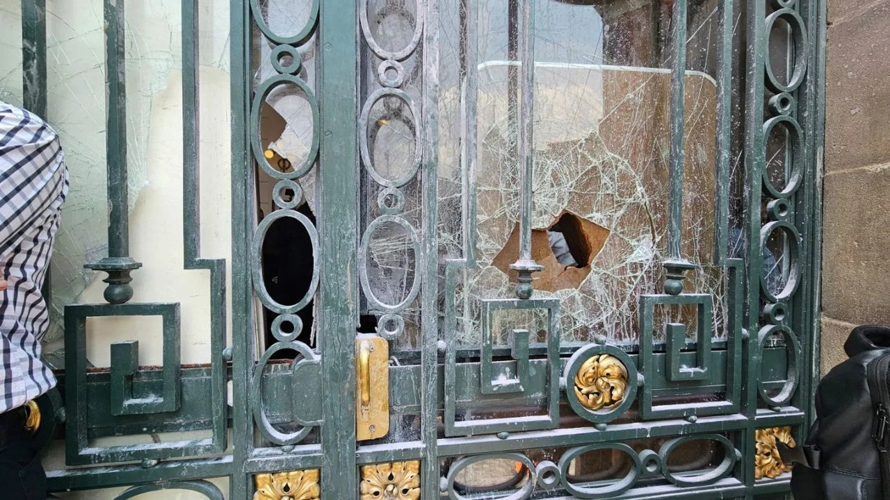 Cristales del Congreso capitalino rotos