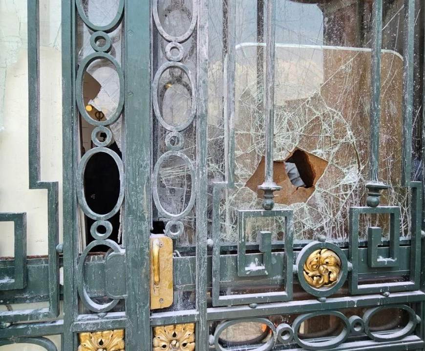 Cristales del Congreso capitalino rotos