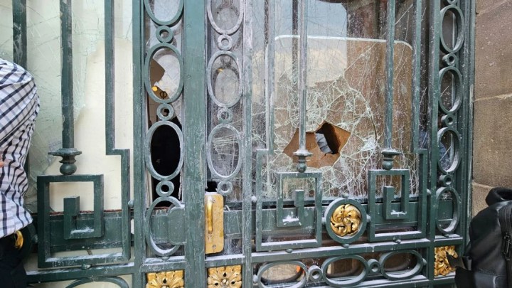 Cristales del Congreso capitalino rotos