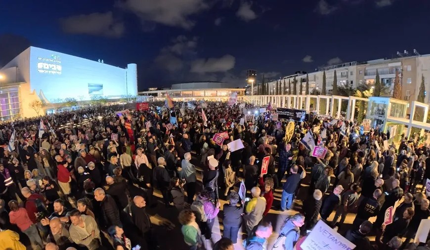 Manifestación convocada el sábado en la plaza de Habima de Tel Aviv, contra la guerra la ofensiva israelí en Irán y el Líbano. EFE/Movimiento Pro Democracia de Israel