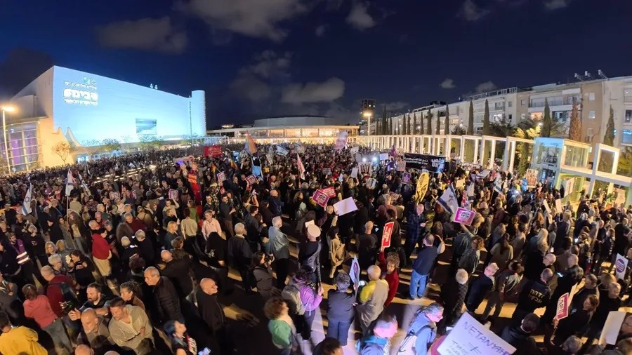 Manifestación convocada el sábado en la plaza de Habima de Tel Aviv, contra la guerra la ofensiva israelí en Irán y el Líbano. EFE/Movimiento Pro Democracia de Israel