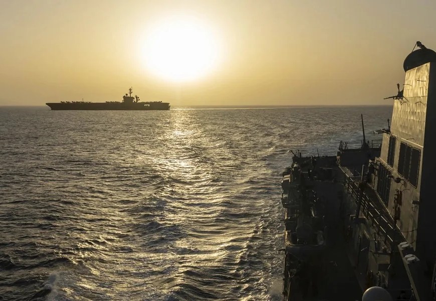 Fotografía tomada de la cuenta oficial en X del Comando Central de Estados Unidos @CENTCOM que muestra al buque USS Abraham Lincoln (CVN 72) transitando por el mar Arábigo.EFE/ @CENTCOM