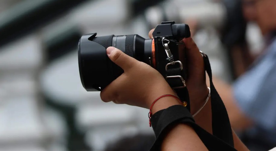 Camara fotografica en manos de una mujer