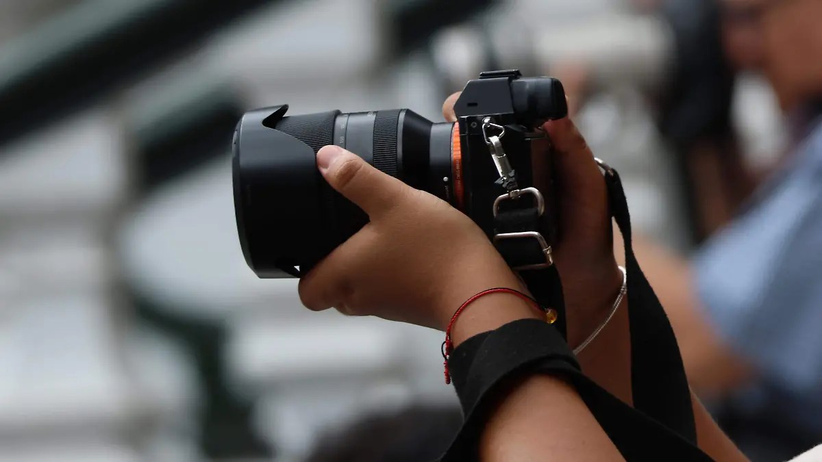 Camara fotografica en manos de una mujer