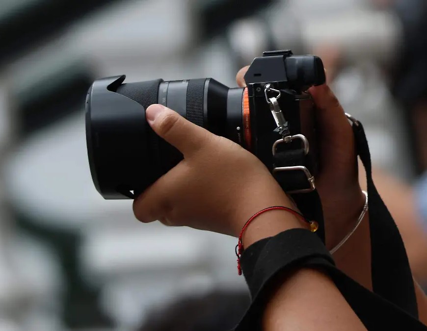 Camara fotografica en manos de una mujer