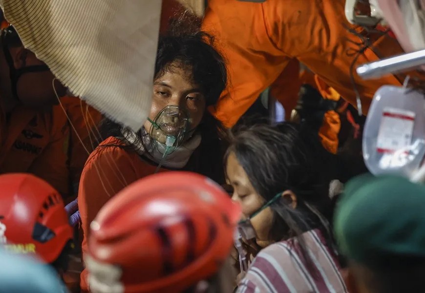Supervivientes del accidente ferroviario ocurrido la noche del lunes en Indonesia. EFE/EPA/Mast Irham