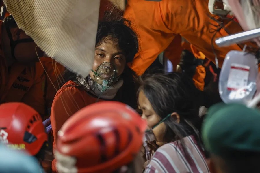 Supervivientes del accidente ferroviario ocurrido la noche del lunes en Indonesia. EFE/EPA/Mast Irham