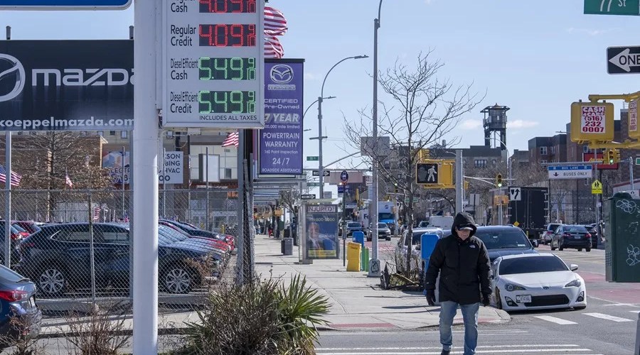 Una persona camina junto a una estación de gasolina, en Nueva York (Estados Unidos). EFE/ Ángel Colmenares
